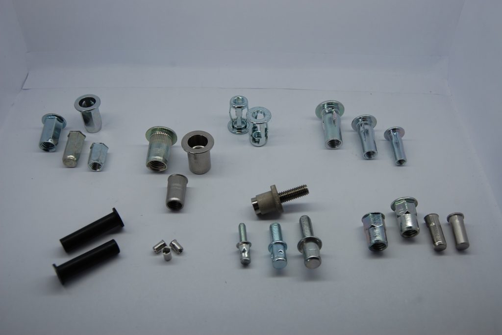 TUERCAS Y PERNOS REMACHABLES